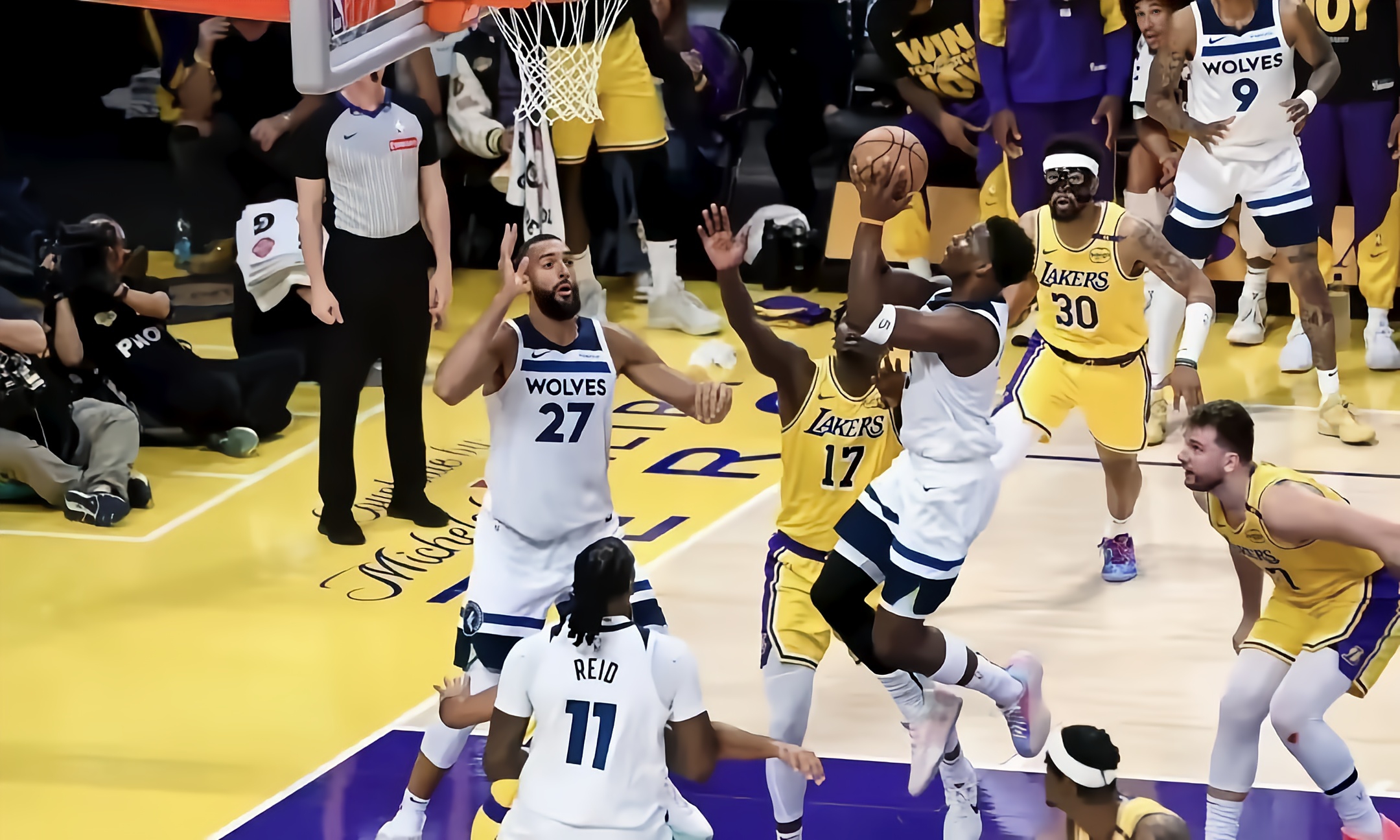 包含赛后NBA季后赛焦点战；休斯敦火箭篮板制胜；引发热议；赛季目标并未改变的词条